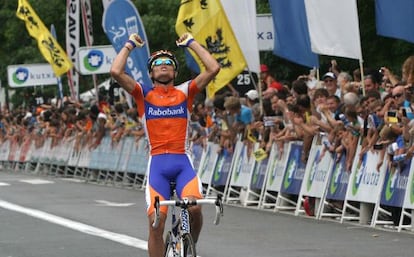 Luis León Sánchez cruza vencedor la meta ce la carrera de ciclismo Clásica de San Sebastián. 