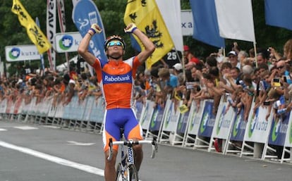 Luis León Sánchez cruza vencedor la meta ce la carrera de ciclismo Clásica de San Sebastián.