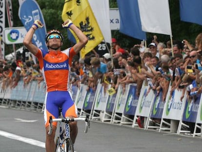 Luis León Sánchez cruza vencedor la meta ce la carrera de ciclismo Clásica de San Sebastián. 