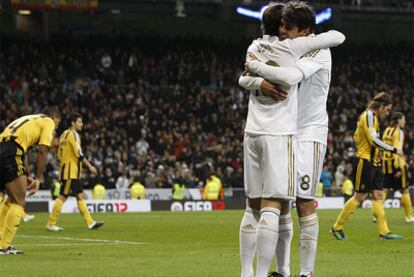 Kaká y Özil, ante el Zaragoza.