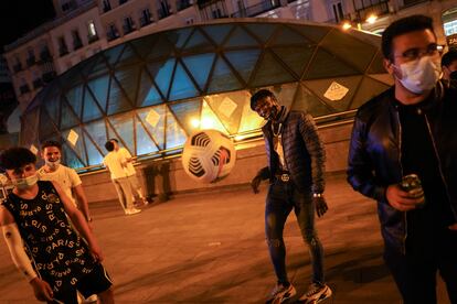 Pachanga improvisada con un balón, esta madrugada, en la Puerta del Sol.