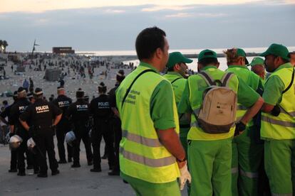 70.000 personas celebran la verbena en las playas de Barcelona.