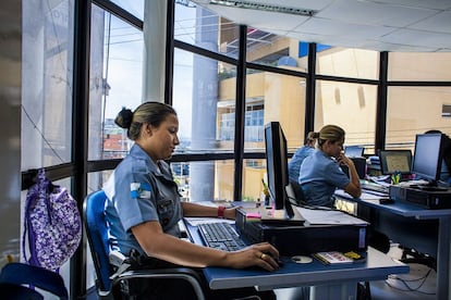 Andrea en su mesa de trabajo. Le encanta estudiar idiomas. Habla portugués, francés e inglés.