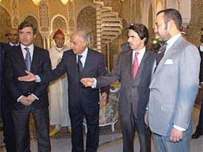 José María Aznar, junto al rey de Marruecos, Mohamed VI, y el ministro español de Justicia, Ángel Acebes, en el palacio real de Marraquech.