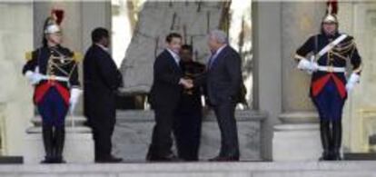 El presidente francés, Nicolas Sarkozy, junto con el director ejecutivo del Fondo Monetario Internacional (FMI), Dominique Strauss-Kahn.