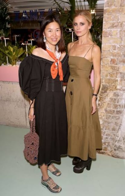 La diseñadora Rejina Pyo y la modelo Laura Bailey en Londres, el pasado mes de noviembre.