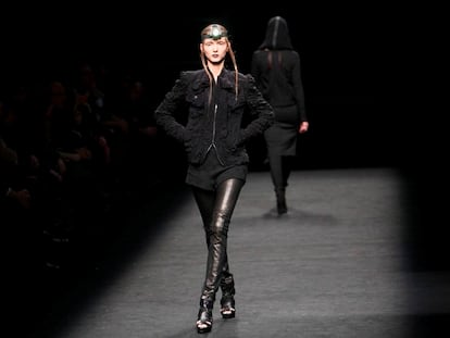 Un modelo exhibe un conjunto de la diseñadora catalana Txell Miras, durante la segunda jornada del salón de la Moda 080 Barcelona Fashion.