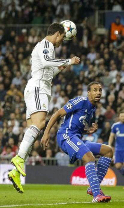 Cristiano se eleva para cabecear su segundo gol.