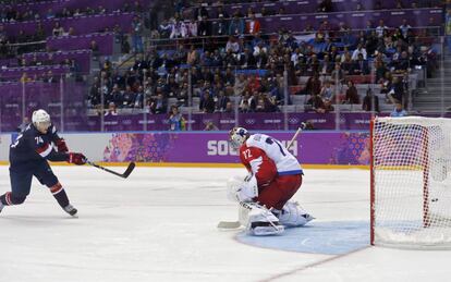 El estadounidense T.J. Oshie marca un gol durante el partido de hockey entre EEUU y Rusia de la ronda preliminar del grupo A en los Juegos de Sochi.