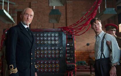  Charles Dance (izquierda) y Benedict Cumberbatch (como Alan Turing), en una escena de &lsquo;The Imitation Game&rsquo;.
