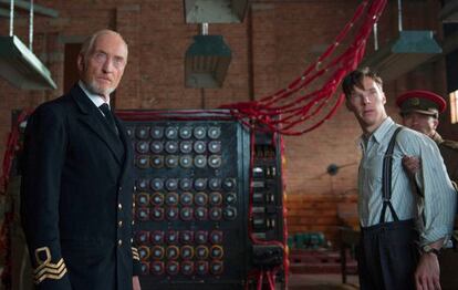 Charles Dance (izquierda) y Benedict Cumberbatch (como Alan Turing), en una escena de ‘The Imitation Game’.