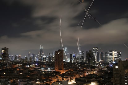 El escudo antimisiles israelí intercepta misiles iraníes en Tel Aviv el 15 de junio.