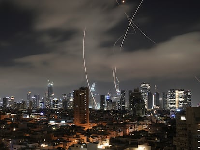 El escudo antimisiles israelí intercepta misiles iraníes en Tel Aviv el 15 de junio.