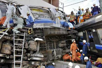 Las primeras investigaciones apuntan a que el accidente se debió a que el tren circulaba a 133 kilómetros por hora cuando no podía superar los 70 al tener que tomar una curva.