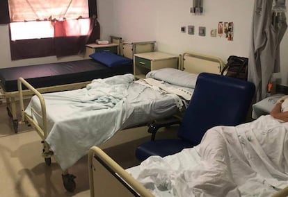 Una habitación de la unidad de Psiquiatría del hospital Virgen del Rocío de Sevilla.