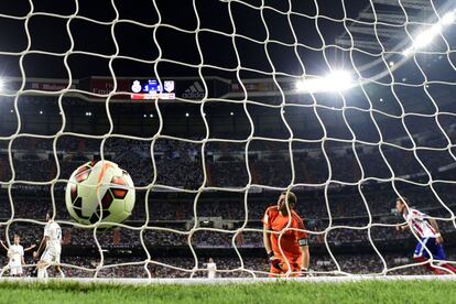 El portero del Real Madrid Iker Casillas batido en el estadio Santiago Bernabeu.