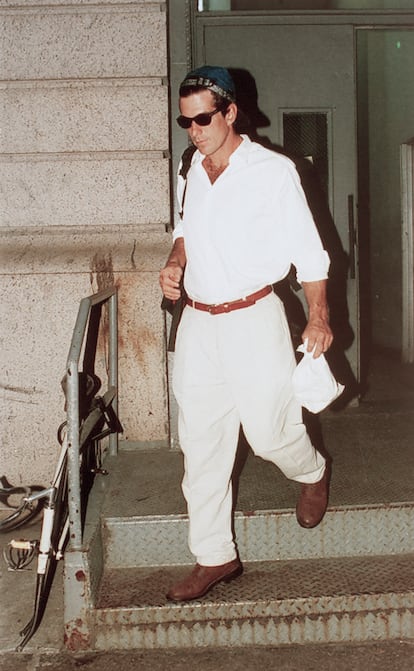 John-John Kennedy todo de blanco y santificando la gorra hacia atrs en el verano de Nueva York en 1995.