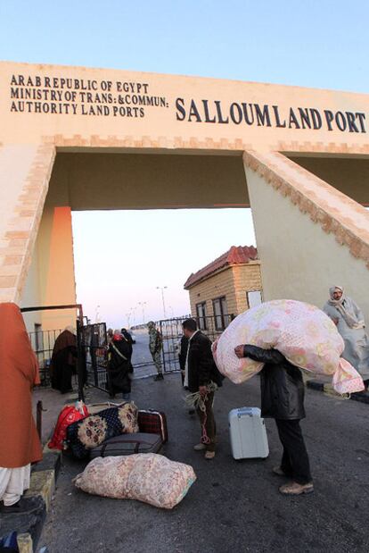 La tranquilidad que se respira en la frontera entre Egipto y Libia contrasta con la avalancha humana que se ha deplazado hasta el paso para cruzar a Túnez intentando huir de la represión de las tropas de Gadafi.