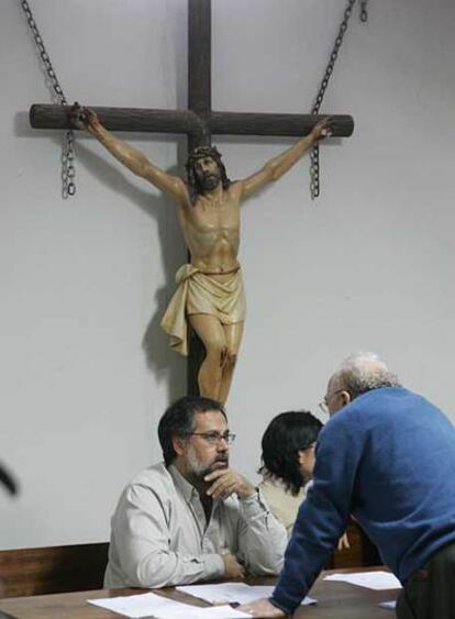 El sacerdote Javier Baeza, momentos antes de la asamblea.