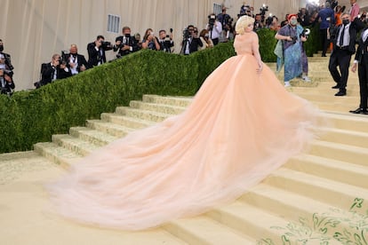 Vista trasera del espectacular Oscar de la Renta de Billie Eilish.