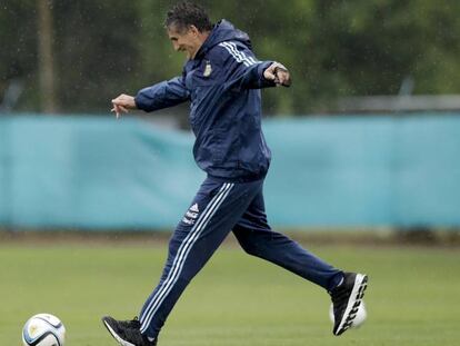 Edgardo Bauza chuta uma bola em seu último dia como treinador.