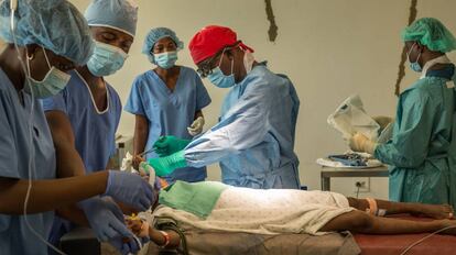 El doctor Brown interviene a un menor en un hospital de Monrovia.