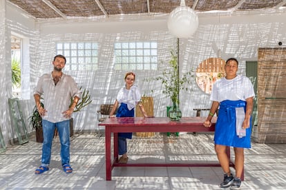 Leandro Moschner Albacete, Isa Rodríguez y María Eduarda en el restaurante Samambar de Rodalquilar, Almería.