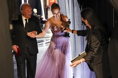 Jessica Chastain junto a Anthony Hopkins tras recibir el Oscar a la mejor actriz en 'Los ojos de Tammy Faye'.