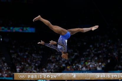 La gimnasta Simone Biles, en uno de los ejercicios que le ha dado el oro olímpico en París.