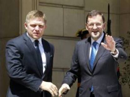 El presidente del Gobierno, Mariano Rajoy (d), saluda al primer ministro de la República Eslovaca, Robert Fico.