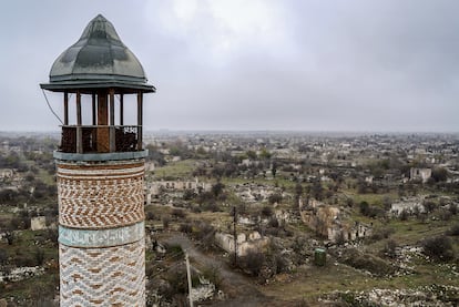La ciudad de Agdam, de mayoría azerí, fue conquistada por las fuerzas armenias de Nagorno Karabaj en 1993. Todos sus edificios fueron saqueados y destruidos a excepción de la Mezquita del Viernes, uno de cuyos minaretes se ve en la fotografía.