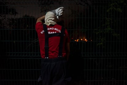 Equipes se revezaram por quase um dia inteiro, trabalhando durante toda a madrugada, para controlar o fogo. Precisavam evitar que o fogo se espalhasse até as casas residenciais do entorno e até á área florestal úmida, com maior diversidade de fauna e flora. 