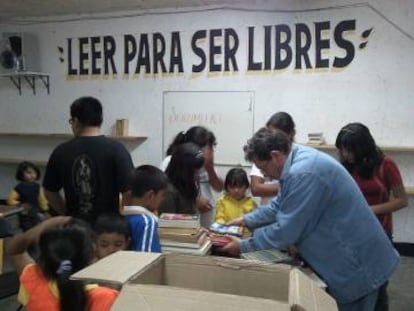 El escritor Paco Ignacio Taibo II inspecciona una donación de libros recibida/