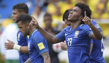 Willian comemora gol marcado no primeiro tempo.