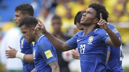 Willian comemora gol marcado no primeiro tempo.