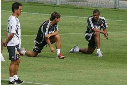 Capello, junto a Cassano y Baptista en un entrenamiento.