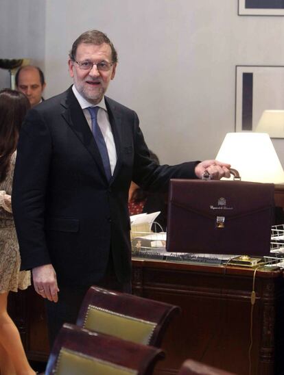 El presidente del Gobierno en funciones y líder del Partido Popular (PP), Mariano Rajoy (d), junto al portavoz del grupo, Rafael Hernado (i), a su llegada a la Cámara Baja.