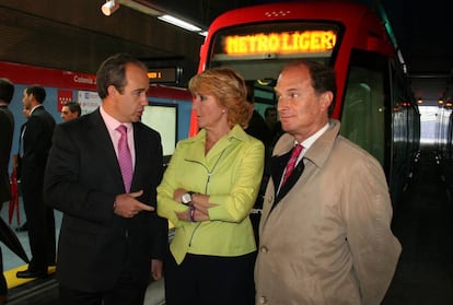 Esperanza Aguirre, junto a Arturo González Panero (izquierda), alcalde de Boadilla del Monte, y Jesús Sepúlveda, alcalde de Pozuelo de Alarcón, en la inauguración del metro ligero Boadilla del Monte-Pozuelo de Alarcón, en 2005.