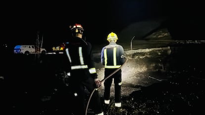 Los bomberos, junto al coche en el que estaba la víctima.