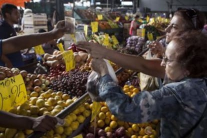 La gente viaja al Mercado Central una vez a la semana.