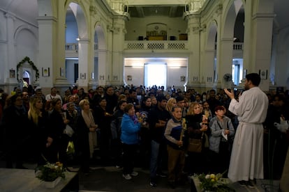 Un sacerdote da misa en la iglesia de San Cayetano, en Buenos Aires