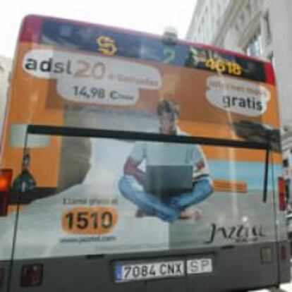 Anuncio oferta ADSL Jazztel en un autobus