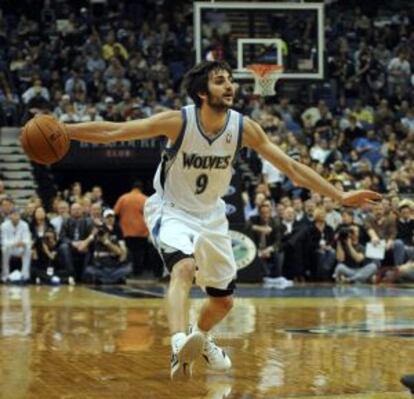 El jugador español Ricky Rubio de los Timberwolves de Minnesota controla el balón ante los Jazz de Utah el pasado día 22 de febrero.