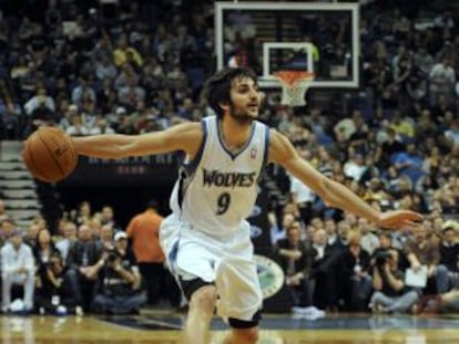 El jugador español Ricky Rubio de los Timberwolves de Minnesota controla el balón ante los Jazz de Utah el pasado día 22 de febrero.