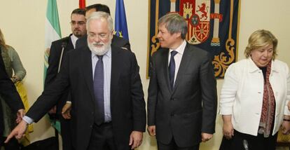 Miguel Arias Ca&ntilde;ete, Dacian Ciolos y Clara Aguilera en C&oacute;rdoba.