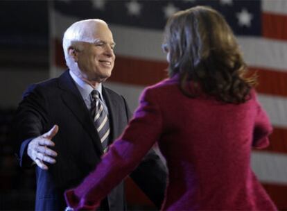 John McCain abraza a Sarah Palin durante su mitin en Hershey.