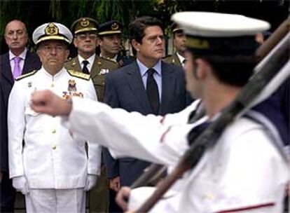 Trillo, junto a las autoridades militares, durante el homenaje a la bandera.