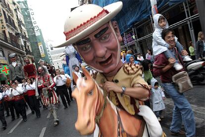 Uno de los cabezudos que desfilaron en 2019 por el centro de Madrid para abrir las fiestas en honor a San Isidro.