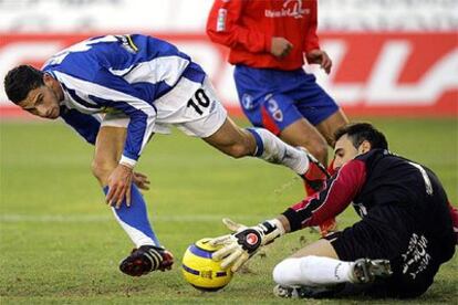 Maxi Rodríguez, del Espanyol, tira a la portería de Juan Manuel Barrero.