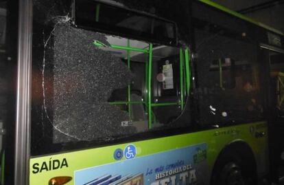 Uno de los autobuses alcanzado por una piedra